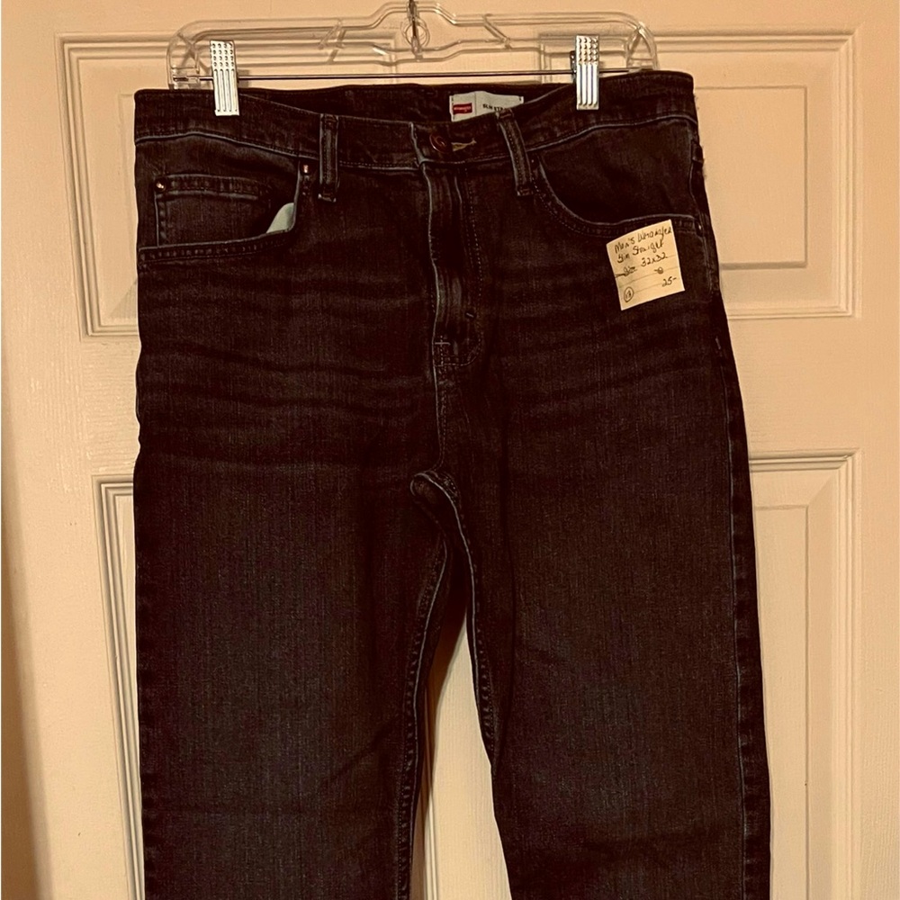 MEN’S WRANGLER SLIM FIT
STRAIGHT LEG
SIZE 32 X 32